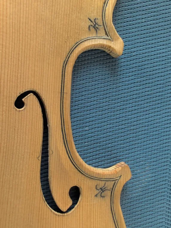 Fleur de Lis Ornamente in den Ecken - inspiriert durch eine Andrea Guarneri Geige