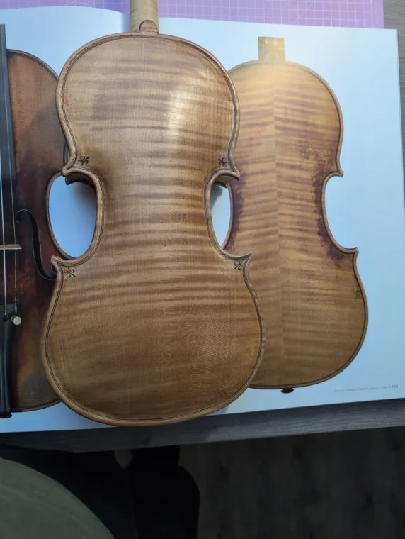 Resultat nach der ersten Lackrunde und im Vergleich zu einer Stradivari.