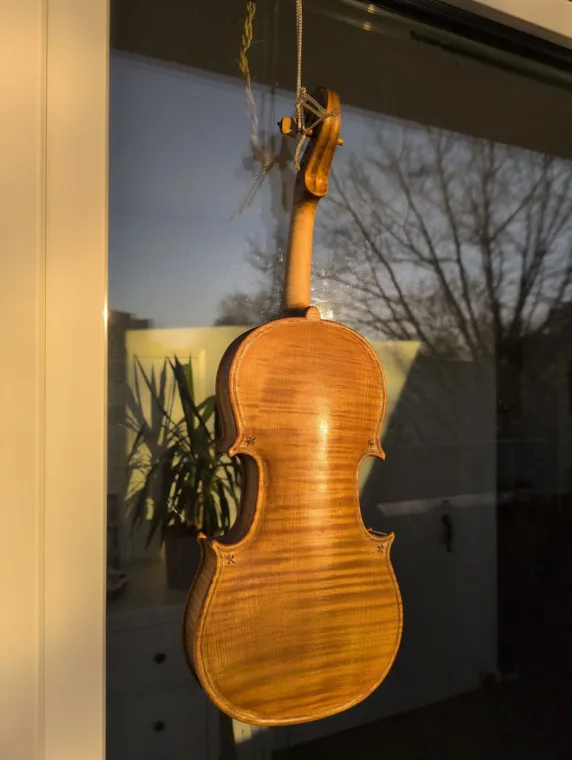 Winterliche Sonne — Polymerisation der ersten Lackschicht. Die Temperaturdifferenzen sollen das Holz zusätzlich stressen um es belastbar und rissresistenter zu machen.